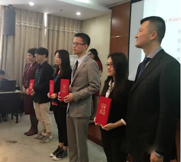 肯纳金属大中华区总裁楼峰先生为获奖学生颁奖