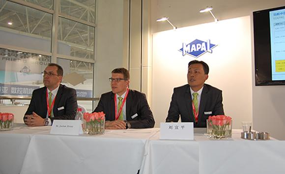 董事会成员 Jochen Kress博士 亚太区销售总监Mr.Armin Kasper先生 Mapal 中国总经理刘宜平先生