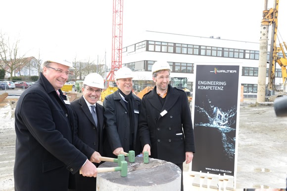从左到右：地区主管Joachim Walter、瓦尔特集团总裁Mirko Merlo、Hähnig Gemmeke建筑事务所的总经理Mathias Hähnig、图宾根市的市长Boris Palmer