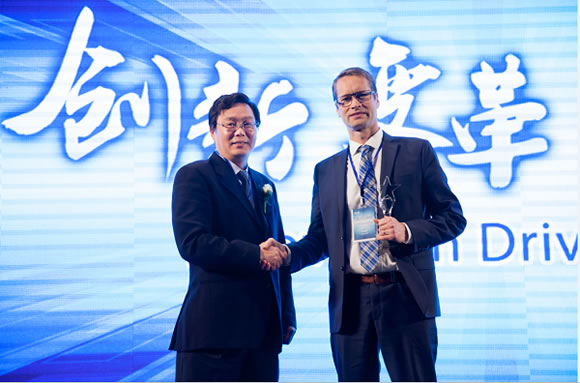 山特维克可乐满大中华区国际客户高级经理Mats Nordin上台领奖