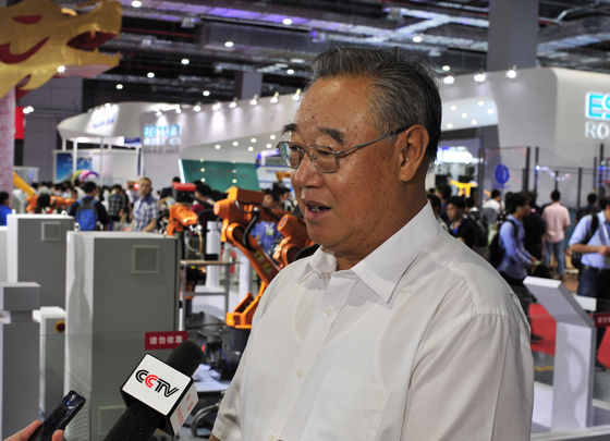 王会长接受央视采访-2015中国国际机器人展览会