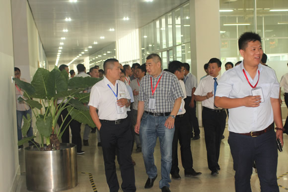 与会人员车间参观