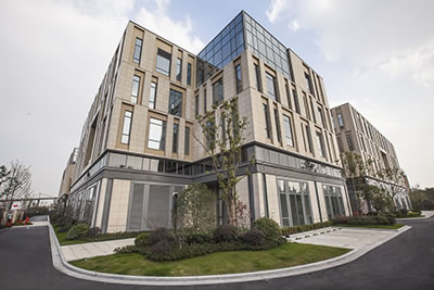 山高刀具所入住的4号办公楼，办公总面积超5000平方米， 集非标工厂、试切演示和培训中心等多功能于一体
