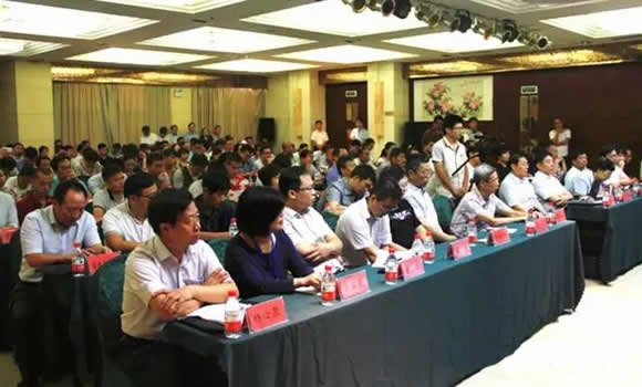 来自全国各地超硬材料专业技术人员在听讲