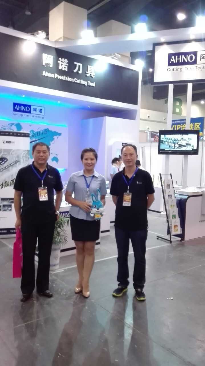 易搜刀具网与苏州阿诺市场部张经理合影