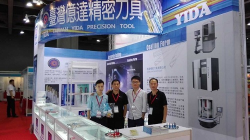 易搜刀具网工作人员与台湾亿达精密刀具现场人员合影