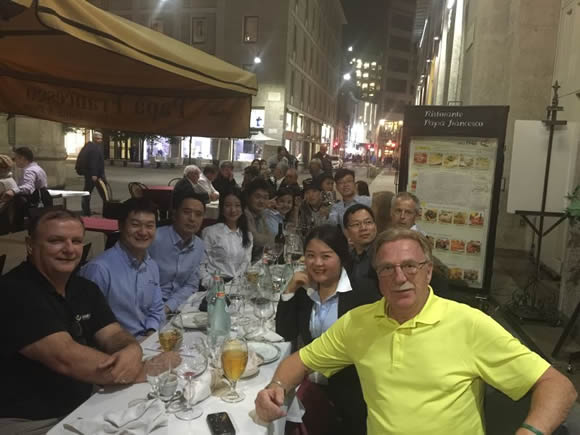 美奢锐工作人员与客户举行餐会