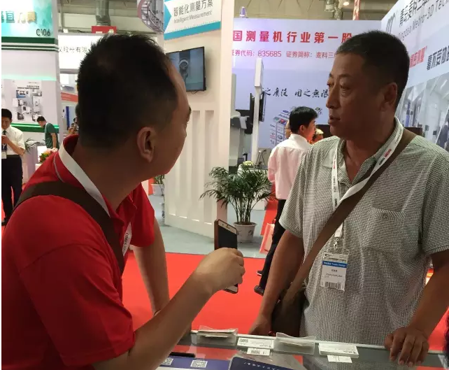 易搜工作人员耐心解答，面对面的解除客户心中疑惑