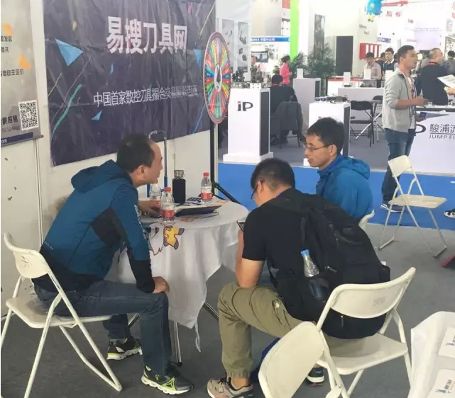 展会上，刀具咖们热情高涨