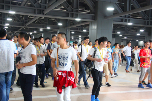 第18届上海国际机床展人潮涌动