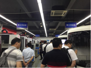周老师带领CME中国机床展团队及企业代表们参观了基地各个中心