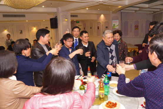 各组委会成员上台举杯与参会人员共祝此次展会的圆满召开以及中国刀具节组委的成立！
